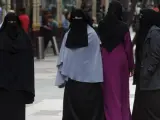 Cuatro mujeres portan el burka en una calle de Holanda.