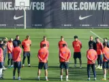 Los jugadores y técnicos del FC Barcelona guardan un minuto de silencio antes del entrenamiento de este martes, en memoria de las 76 personas fallecidas anoche en un accidente aéreo cerca de la ciudad colombiana de Medellín.