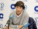 El periodista Paco González, en los estudios de la COPE.