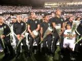 Jugadores del Atlético Nacional de Medellín con flores y de negro, rinden tributo al Chapecoense la noche en que debería haberse jugado la final.