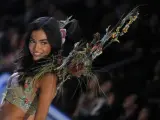 Uno de los ángeles en el desfile de Victoria´s Secret en París con un diseño muy floral.