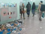 La suciedad y los residuos se acumulan en las terminales de El Prat.