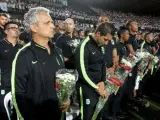 Jugadores del Atlético Nacional de Medellín con flores y de negro, rinden tributo en su estadio al Chapecoense la noche en que debería haberse jugado la final.