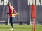 El jugador del FC Barcelona Andrés Iniesta se ejercita en el entrenamiento en la Ciudad Deportiva Joan Gamper de Sant Joan Despí (Barcelona), para preparar el primer Clásico del fútbol español de la temporada, que enfrentará mañana al Barça y al Real Madrid en el Camp Nou.