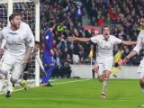 Ramos, Casemiro y Lucas Vázquez celebran el gol del empate del capitán madridista en el Camp Nou.