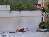 Vista del club California de Estepona inundado tras las lluvias registradas en la región, próximo a la zona donde ha sido hallada muerta una mujer joven.