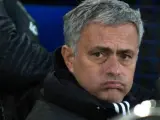 El entrenador del Manchester United, Jose Mourinho, gesticula en el encuentro de su equipo ante el Everton FC en el estadio de Goodison Park, en Liverpool.
