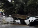 Varios coches afectados tras la caída de un muro en la urbanización 'El Mirador del Río' situada en Los Barrios (Cádiz) como consecuencia de las lluvias registradas en la región.