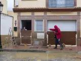 Labores de limpieza en las calles y casas de Cártama (Málaga), tras las fuertes lluvias del pasado fin de semana en Andalucía.