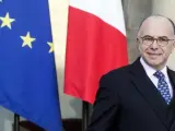 Fotografía de archivo fechada el 23 de diciembre de 2015 que muestra al ministro del Interior francés, Bernard Cazeneuve, saliendo del palacio del Elíseo en París, Francia.