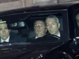El primer ministro de Italia, Matteo Renzi (c) a su llegada al palacio del Quirinale, sede de la jefatura del Estado, en Roma.