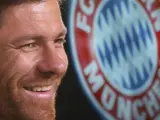 El guipuzcoano Xabi Alonso sonríe durante un momento de su presentación como nuevo jugador del Bayern de Múnich tras cinco temporadas en el Real Madrid.