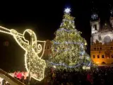 La Plaza de la Ciudad Vieja de Praga (Rep&uacute;blica Checa) recurre al t&iacute;pico &aacute;rbol de Navidad y a la decoraci&oacute;n m&aacute;s tradicional (con forma de &aacute;ngeles y trompetas) para iluminar su Navidad.
