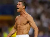 Cristiano Ronaldo celebra, sin camiseta, el gol marcado en penaltis que dio al Real Madrid la undécima Champions ante el Atlético.