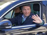 Matteo Renzi, dimitido primer minsitro italiano, circula por Pontassieve, cerca de Florencia (Italia), un día después de presentar su dimisión.