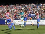 Un lance del partido de liga femenina entre el Atlético Féminas y el Barça en el Vicente Calderón.