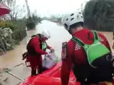 Vecinos en una lancha durante las inundaciones.