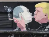 Grafiti que representa al presidente electo estadounidense, Donald Trump (d) y el presidente ruso Vladimir Putin.