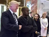 El cantante estadounidense Kanye West, con el presidente electo de EE UU, Donald Trump, tras su encuentro en la Trump Tower en Nueva York en diciembre de 2016.
