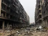 Vista general de una calle destruida en la ciudad siria de Alepo.