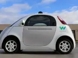 Nueva imagen del vehículo autónomo de Google con el logotipo de Waymo.