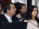 Monserrat González (2d), su hija Triana Martínez (i), y Raquel Gago durante el juicio.