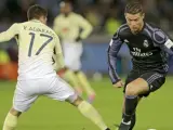 El delantero portugués del Real Madrid Cristiano Ronaldo (d) regatea ante Ventura Alvarado, del Club América, durante el partido de semifinales del Mundial de clubes entre el Real Madrid y el Club América de México en el estadio de Yokohama.