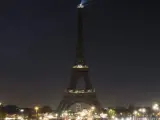 La torre Eiffel (París) se ha apagado en protesta por la situación vivida en Siria.