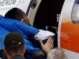 El futbolista brasileño Helio Zampier Neto, subiendo a un avión medicalizado para ser trasladado a la ciudad de Chapecó.