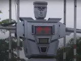 Kinshasa, la capital de la República Democrática del Congo, tiene una población de más de diez millones de personas. Por ello crearon a Tamoke, el robot que regula el tráfico en la capital.