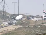 Un convoy de vehículos de rebeldes vuelve a los barrios del este de Alepo tras la suspensión de la evacuación, en Alepo (Siria) el pasado 16 de diciembre.