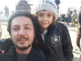 La niña siria Bana Alabed, con un voluntario de la organización turca IHH, que la ha sacado de Alepo junto a otras 1.500 personas.