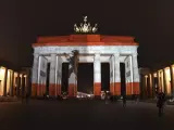 La Puerta de Brandeburgo se ilumina con los colores de Berlín para conmemorar las víctimas del atentado en un mercadillo de Navidad.