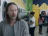 Tom Yorke en el nuevo vídeo de Radiohead, 'Daydreaming'.