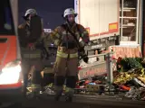 Equipos de rescate trabajan en la zona en la que un camión embistió un mercado navideño, cerca de la iglesia conmemorativa Kaiser Wilhelm en Berlín, (Alemania).