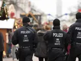 Agentes de policía alemanes patrullan un mercadillo navideño en la ciudad de Postdam, Alemania.