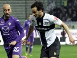 Borja Valero (c) presiona a un rival durante el compromiso liguero disputado entre la Fiorentina y el Parma.