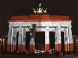 La Puerta de Brandeburgo se ilumina con los colores de Berlín para conmemorar las víctimas del atentado en un mercadillo de Navidad.