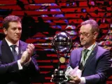 El presidente del Chapecoense, Plinio David De Nes Filho, recoge el trofeo de campeón de la Copa Sudamericana otorgado al conjunto brasileño.