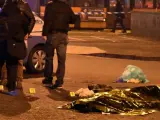 Policías permanecen junto al cuerpo sin vida del tunecino de 24 años sospechoso de cometer el atentado de Berlín, Anis Amri.