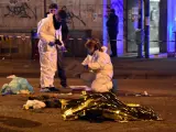 Expertos forenses trabajan junto al cuerpo sin vida del tunecino de 24 años sospechoso de cometer el atentado de Berlín, Anis Amri, tras ser abatido en un tiroteo con la Policía italiana en la ciudad de Milán.