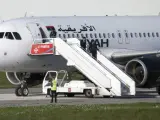 Azafatas salen del avión de la compañía libia Afriqiyah Airways que fue secuestrado y desviado a Malta.