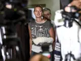 La tenista checa número 11 del mundo y dos veces campeona de Wimbledon, Petra Kvitova, llega a una rueda de prensa con el brazo vendado en Praga, República Checa