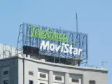 Cartel luminoso de Telefónica Movistar, colocado en lo alto de un edificio en el Paseo de la Castellana de Madrid.