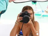 La mdoelo Gigi Hadid haciendo una foto en la playa de Miami durante sus vacaiones.