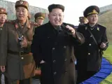 Fotografía de archivo sin fechar que muestra al líder norcoreano Kim Jong-un (c) durante unas maniobras en Corea del Norte.