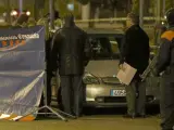 Una persona ha muerto y dos personas han resultado heridas esta noche en un tiroteo en la avenida Meridiana de Barcelona provocado por una persona que ha huido en un coche.