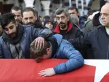 Familiares y amigos lloran sobre el ataúd de Ayhan Arik, una de las 39 víctimas del ataque al club nocturno Reina, durante su funeral en Estambul.
