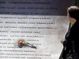 La madre de uno de los militares que fallecieron en el accidente del avión Yak 42 frente al monumento con los nombres de las víctimas en Zaragoza.