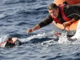 El nadador catalán David Meca bebe agua al inicio del intento de cruzar a nado el Estrecho de Gibraltar.